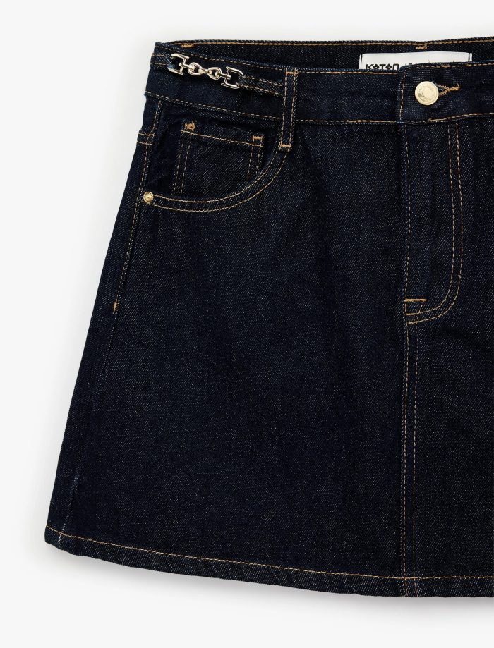 A Kesim Zincir Kemer Detaylı Mini Denim Etek - Görsel 6