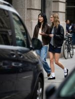 A Kesim Zincir Kemer Detaylı Mini Denim Etek - Görsel 7