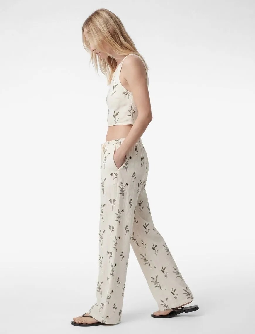 beli-baglamali-cepli-cicek-isleme-detayli-bol-paca-pantolon-18020.jpg Beli Bağlamalı Cepli Çiçek İşleme Detaylı Bol Paça Pantolon - Görsel 1