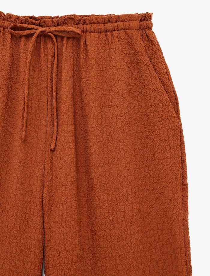 Dokulu Cepli Bağlama Detaylı Geniş Paça Pantolon - Görsel 5