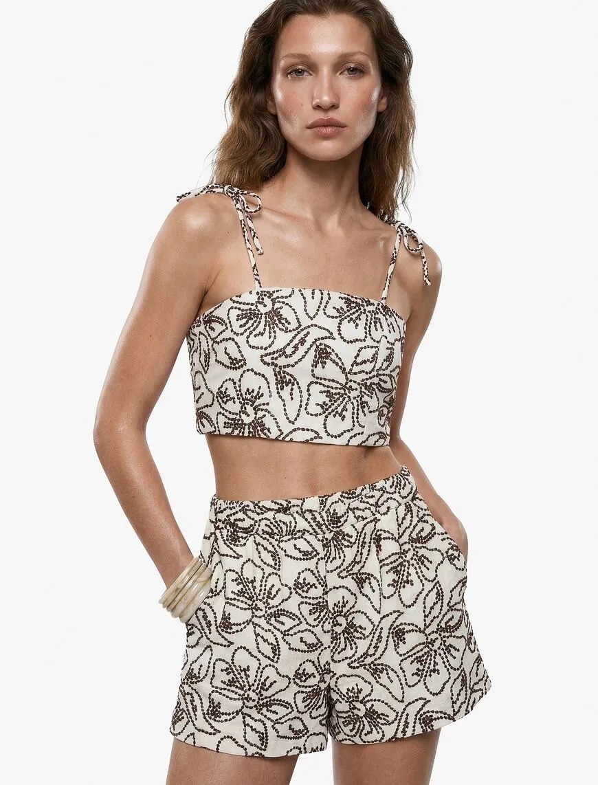 koton-x-melis-agazat-keten-karisimli-floral-nakis-detayli-baglamali-ip-askili-crop-bustiyer-18130.jpg Koton X Melis Ağazat - Keten Karışımlı Floral Nakış Detaylı Bağlamalı İp Askılı Crop Büstiyer - Görsel 1